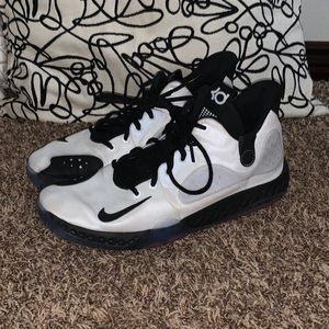 Men 9.5 indoor basketball shoes only worn a few times.